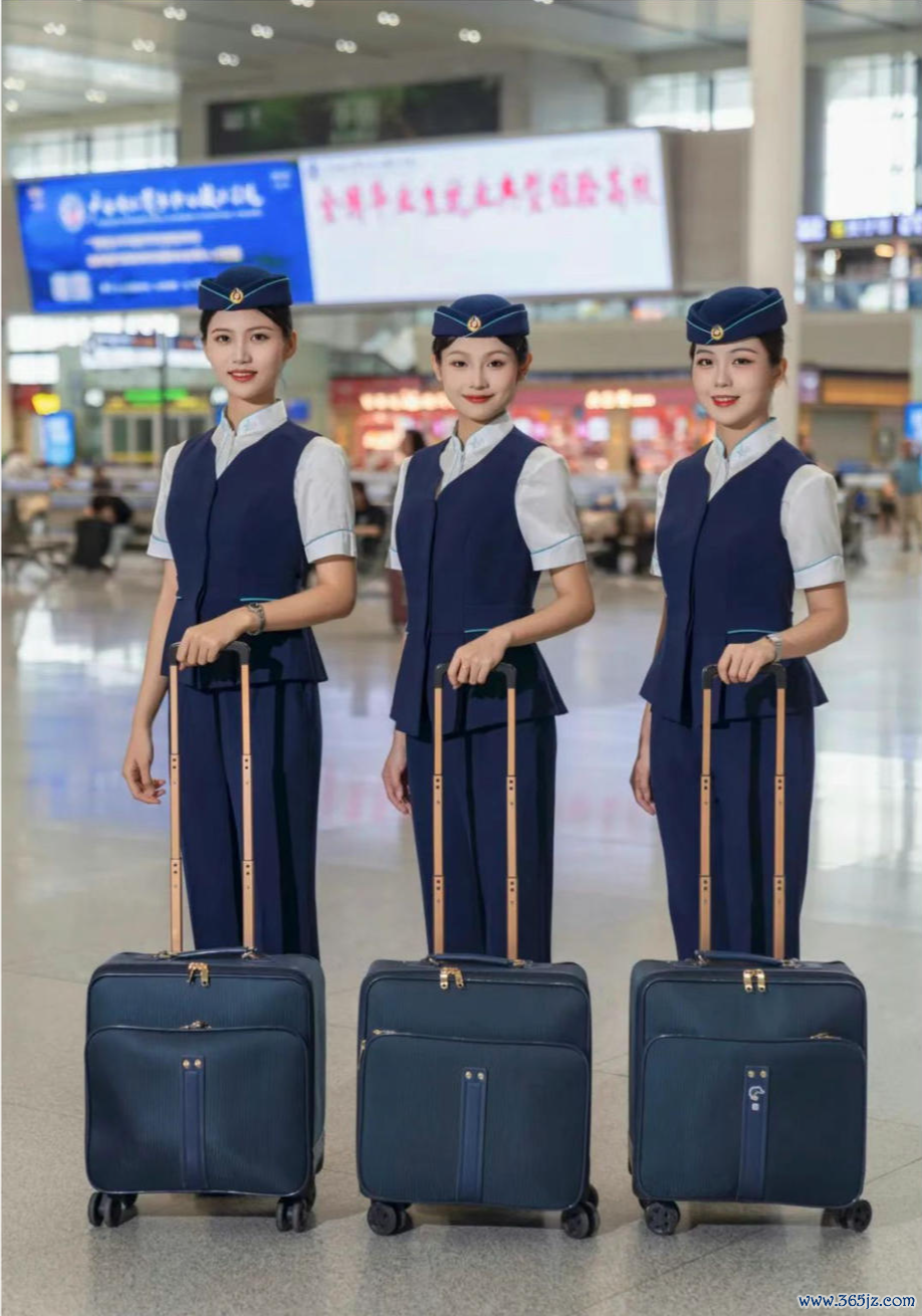 南宁局集团新推出的夏令制服 中国铁路 图